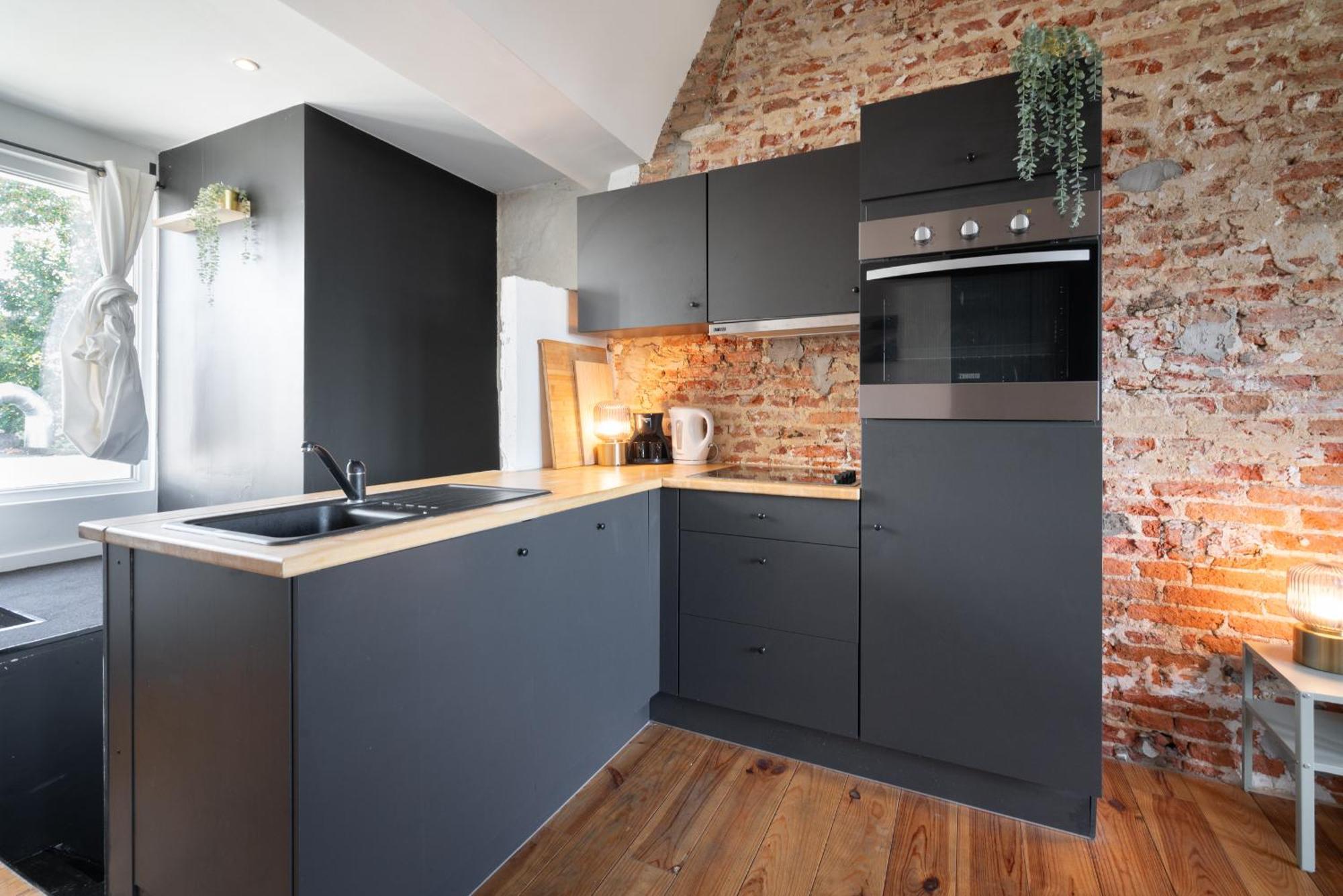 Charming Two-Bedroom River Side Apartment Антверпен Экстерьер фото