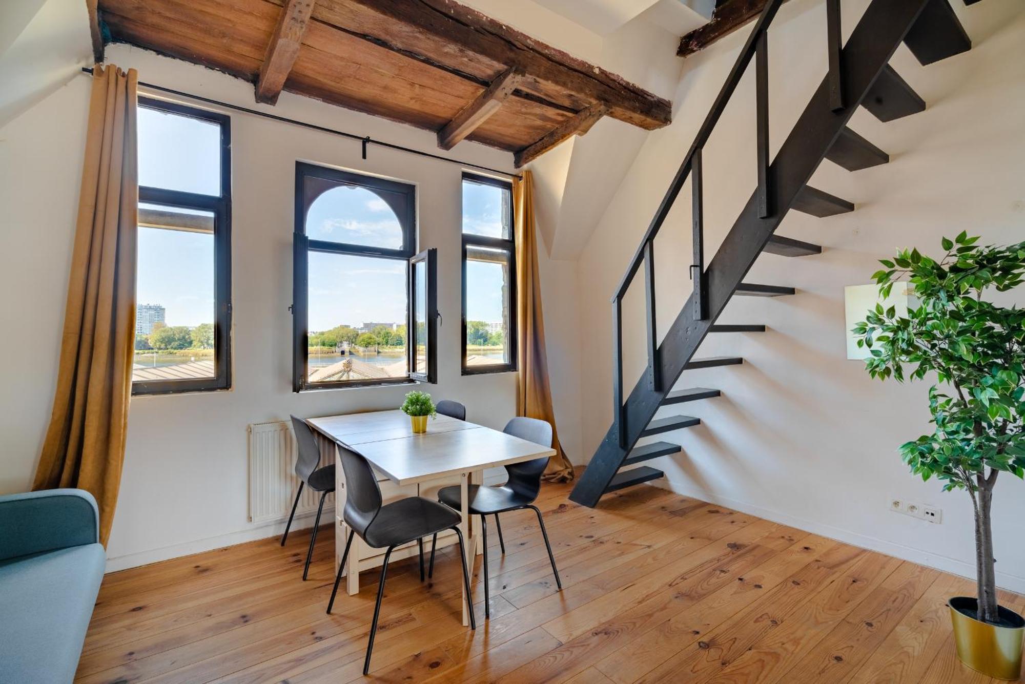 Charming Two-Bedroom River Side Apartment Антверпен Экстерьер фото