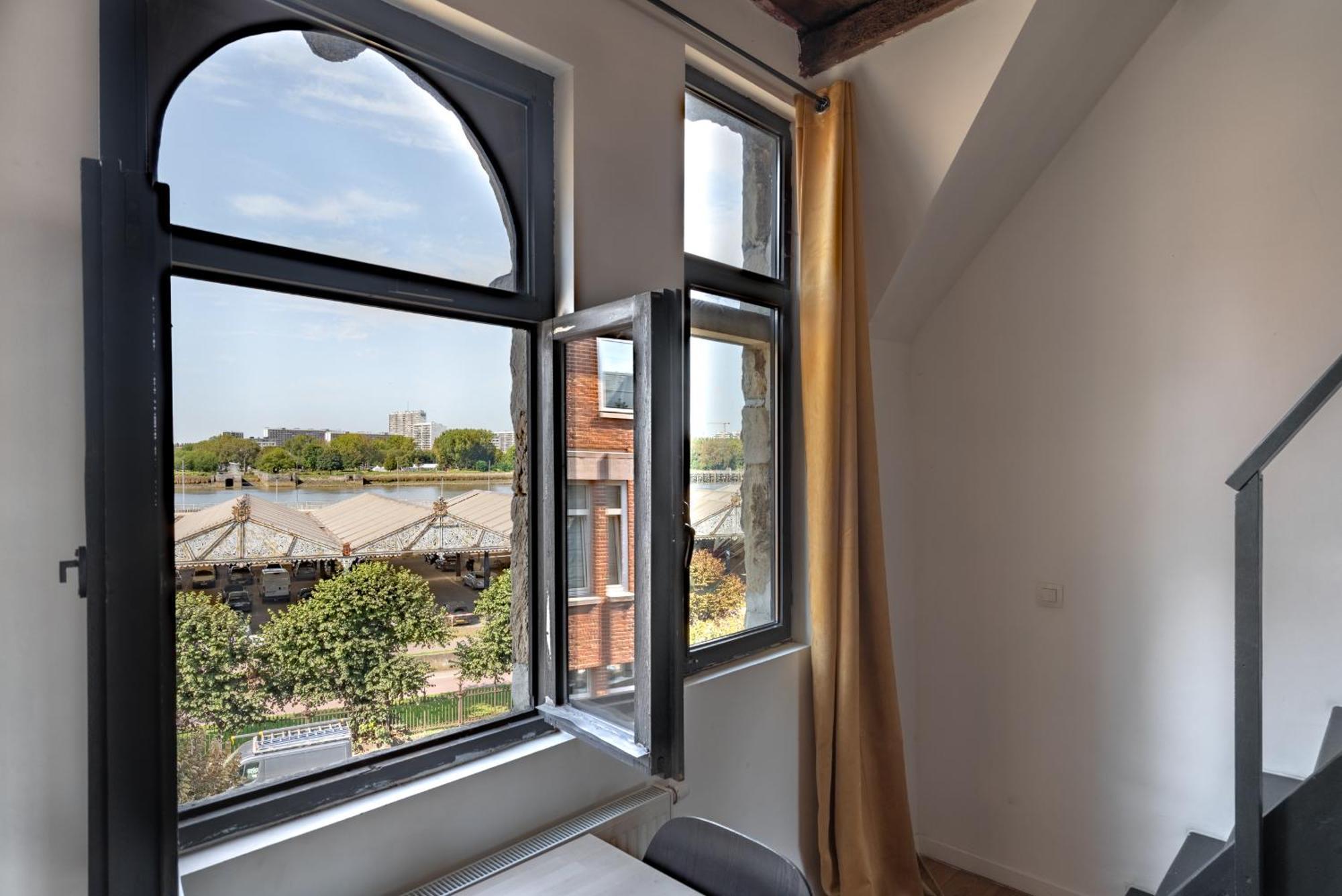 Charming Two-Bedroom River Side Apartment Антверпен Экстерьер фото